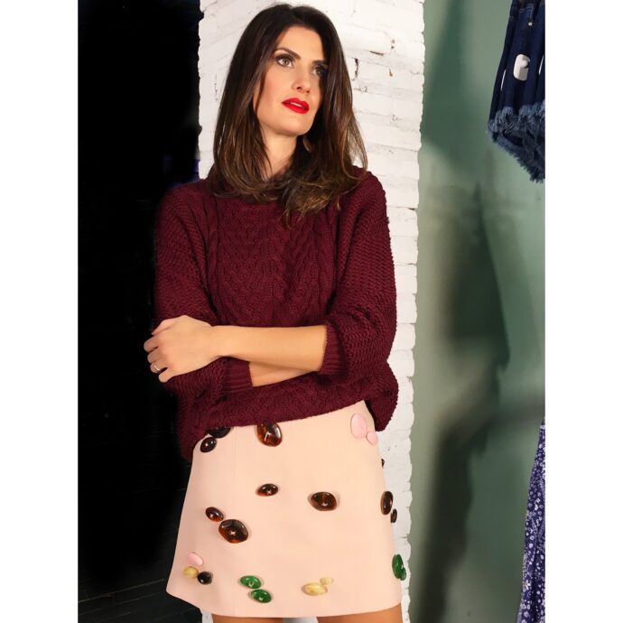 Isabella Fiorentino veste minissaia com aplicações