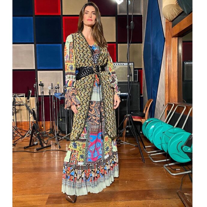 isabella fiorentino usa vestido estampado com casaco estampado
