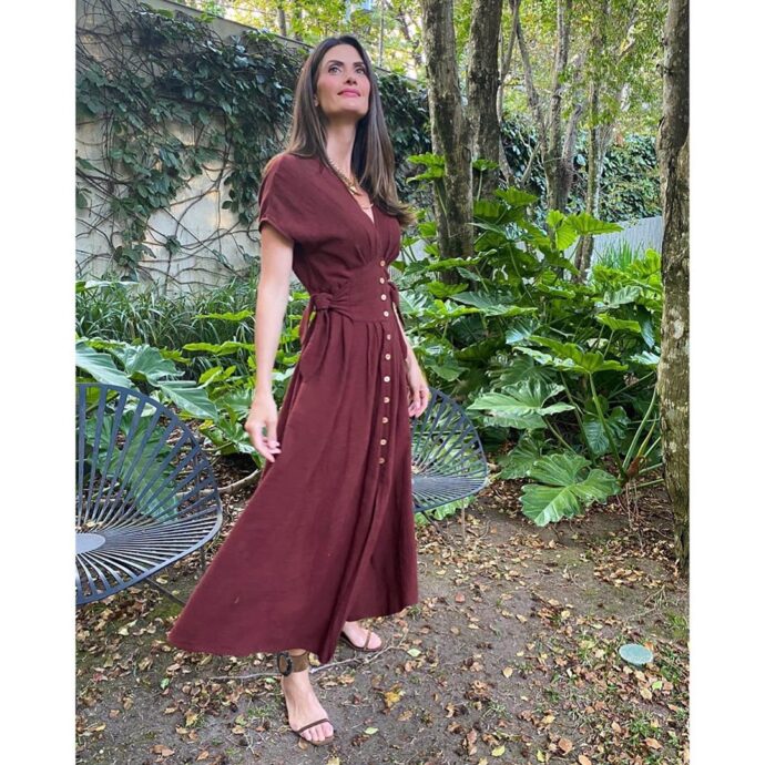 isabella fiorentino usa vestido vinho com botoes