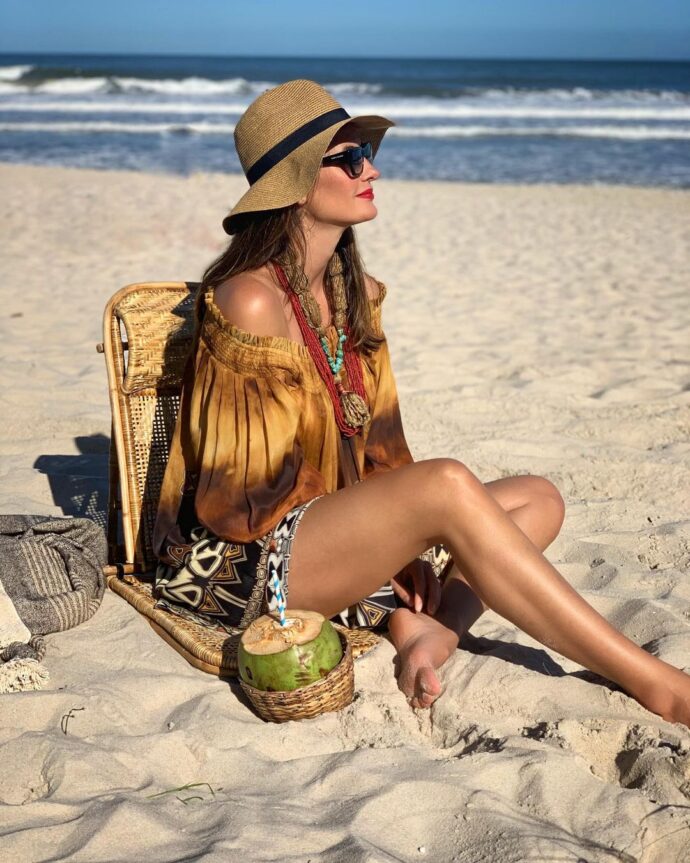 Bata tie-dye com chapéu e acessórios - Moda praia 2021 - Isabella Fiorentino