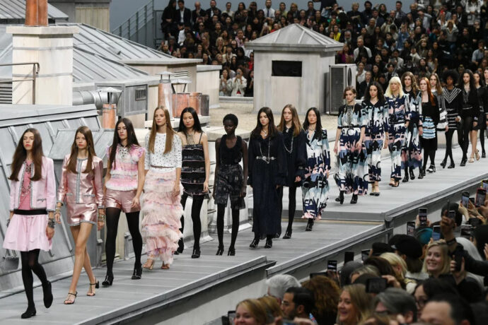 Chanel desfilando na semana de moda